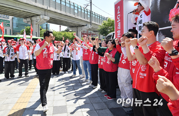오세훈 국민의힘 서울시장 후보가 22일 서울 광진구 건대입구 롯데백화점 앞에서 지지자들과 인사를 하고 있다. [사진=곽영래 기자]