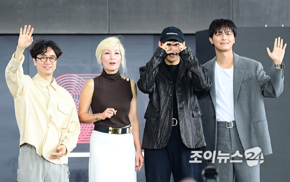 배우 이혜영-김성철-연우진이 19일 오후 부산광역시 해운대구 우동 영화의 전당에서 열린 제30회 부산국제영화제(BIFF) '파과' 야외무대인사 행사에 참석하고 있다. [사진=정소희 기자]