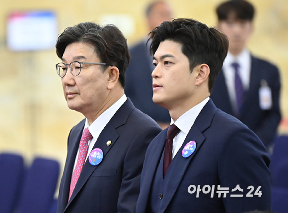 이재명 대통령이 4일 오전 국회 사랑재에서 국회의장과 정당대표와의 오찬에 참석해 인사말을 하고 있다. 우원식 국회의장, 김용태 국민의힘 비상대책위원장, 천하람 개혁신당 당 대표 권한대행, 용혜인 기본소득당 대표, 한창민 사회민주당 대표, 김재연 진보당 상임대표, 김선민 조국혁신당 당 대표 권한대행, 박찬대 더불어민주당 원내대표 겸 당 대표 직무대행(이 대통령 오른쪽 시계방향으로) [사진=국회시잔취재단]