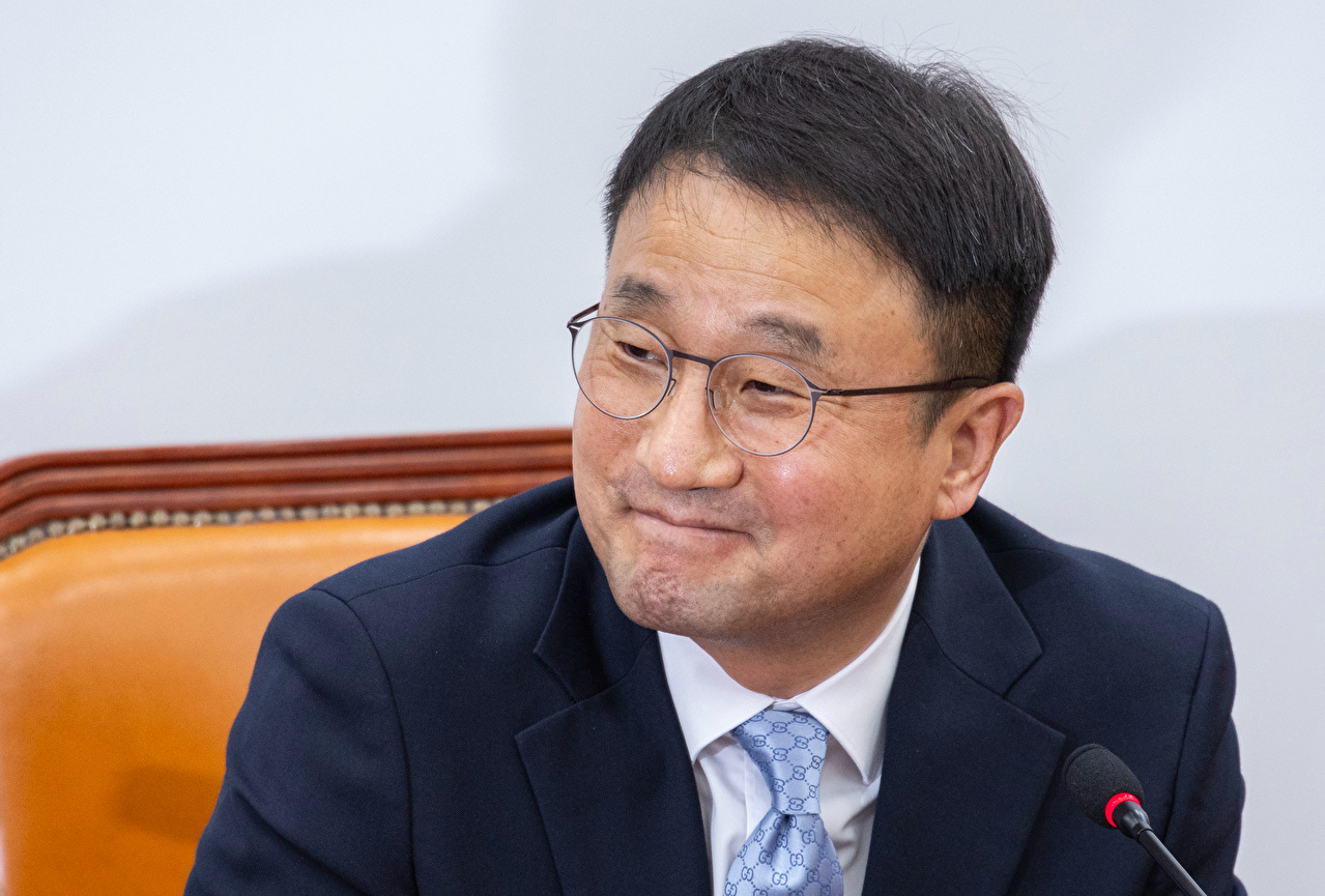 더불어민주당 한병도 원내대표가 21일 국회에서 열린 현안 관련 기자회견에서 취재진 질문을 받고 있다.김병기 전 원내대표의 사퇴로 보궐 선거를 통해 선출돼 101일간 민주당을 이끌었던 한 원내대표는 오는 5월 열리는 차기 민주당 원내대표 선거에 출마하기 위해 이날 원내대표직에서 사퇴했다. 2026.4.21 [사진=연합뉴스]