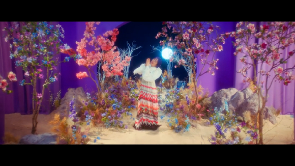 이수영의 열 번째 정규앨범 'SORY(소리)' 타이틀곡 '천왕성' 뮤직비디오 티저가 공개돼 관심을 모으고 있다. [사진=이수영 '천왕성' MV 티저 영상 캡쳐]