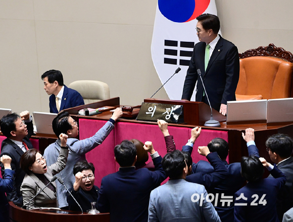 27일 서울 여의도 국회에서 열린 제420회 국회(임시회) 제2차 본회의에서 국무총리(한덕수) 한택소추안 관련 우원식 국회 의장이 가결 정족수 기준이 151석 이상이라 말하자 국민의힘 비상 권영세 비상대책위원장 내정자 등 의원들이 항의하고 있다. [사진=정소희 기자]