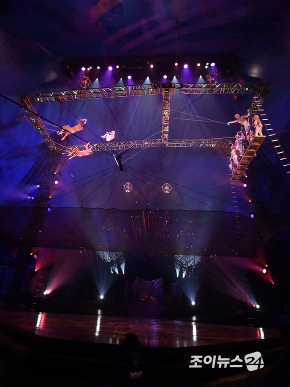 20일 오후 서울 잠실종합운동장 내 빅탑에서 열린 태양의 서커스 '뉴 알레그리아' 프레스콜에서 아메드 투니치아니와 에스테파니 에반스 등 출연자들이 '플라잉 트라페즈 퍼포먼스'를 시연하고 있다. [사진=정소희 기자]