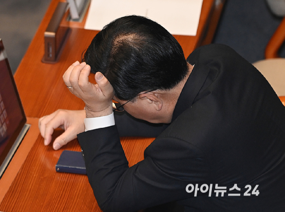 송언석 국민의힘 의원이 19일 서울 여의도 국회에서 열린 본회의에서 생각에 잠겨 있다. [사진=곽영래 기자]