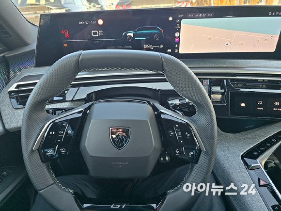 푸조 '디 올 뉴 5008 스마트 하이브리드'. [사진=김종성 기자]