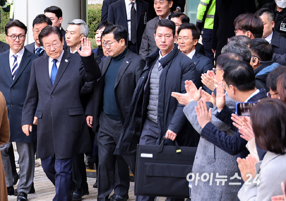 이재명 더불어민주당 대표가 25일 서울 서초구 중앙지방법원에서 위증교사 혐의 재판 1심 선고 무죄 판결을 받은 후 법원을 떠나고 있다. [사진=사진공동취재단]