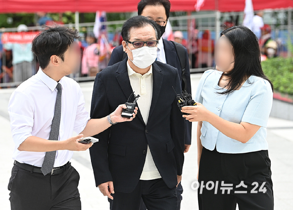 '통일교·공천 청탁 의혹' 건진법사 전성배씨가 18일 오전 서울 종로구에 마련된 김건희 특검팀(특별검사 민중기) 사무실에 출석하고 있다. [사진=곽영래 기자]