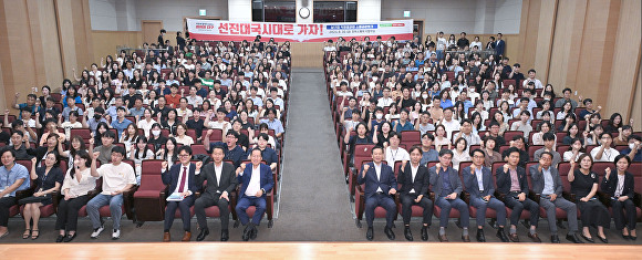 홍준표 대구시장과 남구청 직원과의 소통공감의 시간에 앞서 기념촬영이 펼쳐지고 있다. [사진=대구시]