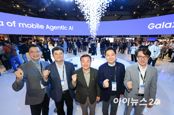홍범식 LG유플러스 대표(오른쪽 두 번째)가 2일(현지시간) 스페인 바르셀로나 피라 그란 비아 전시장에서 열린 '모바일 월드 콩그레스(MWC)2026'에서 삼성전자 갤럭시 부스를 방문해 노태문 삼성전자 대표이사 사장(DX부문장)과 사진촬영 하고 있다. 2026.03.02. [사진=바르셀로나=사진공동취재단]