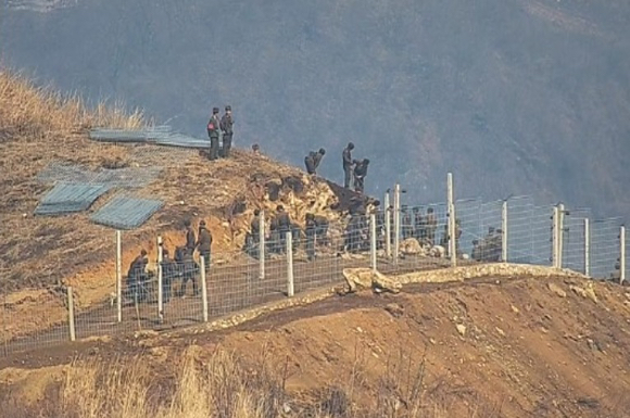사진은 합참이 공개한 북한군 활동자료. 동부전선 굴토 및 채석작업 하는 모습. 2025.03.27 [사진=합참 제공]