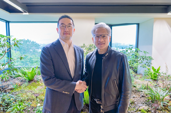 젠슨 황 엔비디아 최고경영자(CEO)가 5일 서울 마포구 서교동의 한 고깃집에서 최태원 SK회장, 구광모 LG회장, 이해진 네이버 의장과 삼겹살 회동을 마치고 기념촬영을 하고 있다.[사진=곽영래 기자]