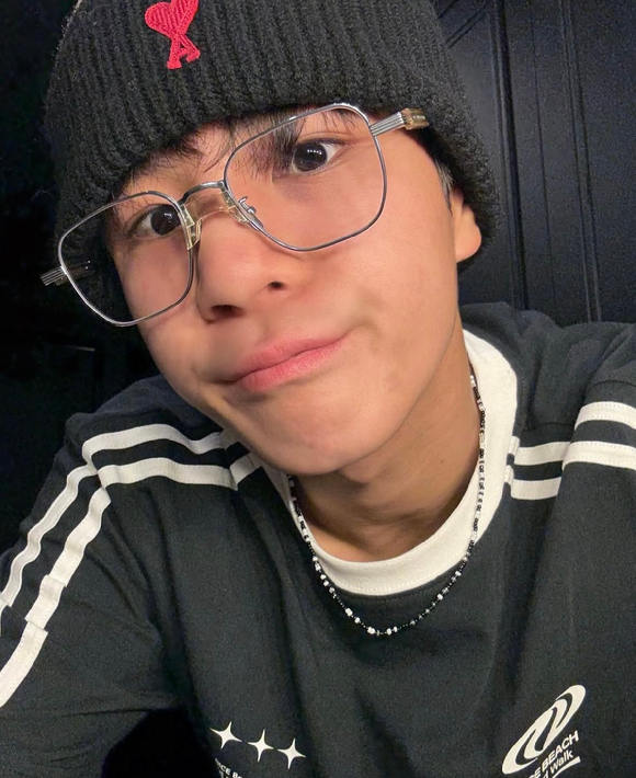 가수 정동원이 공개한 힙한 느낌의 셀카가 팬들의 눈길을 끌고 있다. 사진은 정동원이 공개한 사진. [사진=정동원 인스타그램]