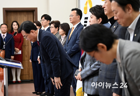 송언석 국민의힘 원내대표가 3일 서울 여의도 국회에서 기자회견을 마친 뒤 고개 숙여 인사하고 있다. [사진=곽영래 기자]