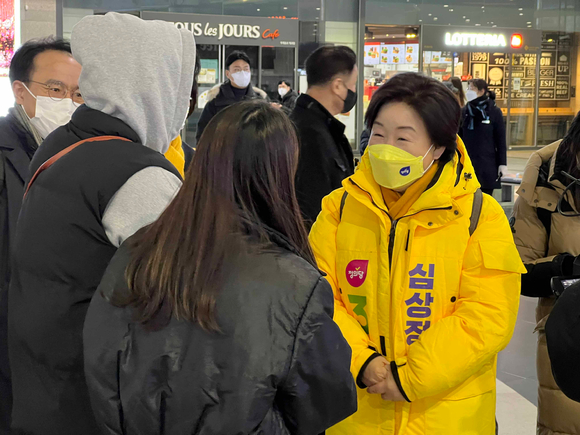 심상정 정의당 대선 후보가 20대 대선 공식 선거운동 시작일인 15일 오전 서울 용산역에서 호남선 첫 기차를 타기전 시민들에게 출발 인사를 하고 있다. [사진=정의당]