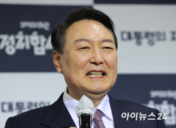 국민의힘 윤석열 대선후보가 3일 오후 서울 여의도 KBS 공개홀에서 열린 방송 3사 합동 초청 2022 대선후보 토론에 참석 하고 있다. [사진=국회사진취재단]