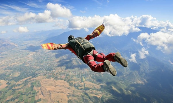 영국에서 한 여성이 스카이다이빙 도중 목숨을 잃은 사건을 수사한 경찰이 그가 고의로 낙하산을 펴지 않았다고 알렸다. 사진은 해당 여성. [사진=X 갈무리]