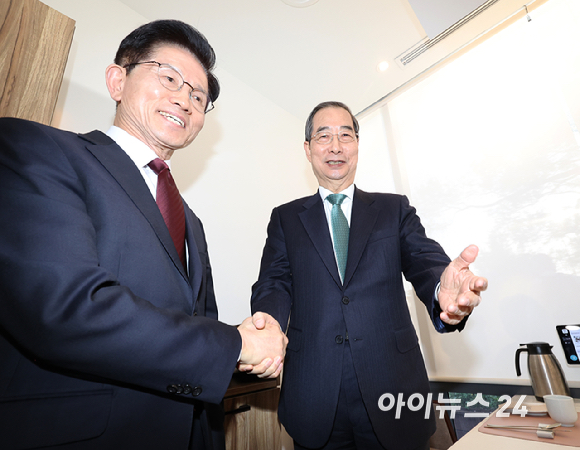 국민의힘 김문수 대선후보와 무소속 한덕수 대선 예비후보가 7일 서울 종로구의 한 식당에서 후보 단일화와 관련해 회동하고 있다. [사진=곽영래 기자]