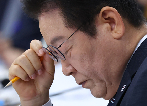 이재명 대통령이 지난 16일 정부세종청사에서 열린 제42회 국무회의에서 자료를 보고 있다. [사진=연합뉴스]