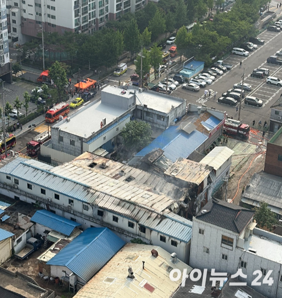 30일 서울 영등포구 양평동의 한 상가에서 폭발음과 함께 화재가 발생, 소방대원들이 잔불을 정리하고 감식반이 화재 원인을 조사하고 있다. [사진=설래온 기자]