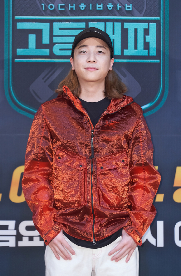 가수 넉살이 19일 온라인으로 진행된 Mnet 예능프로그램 '고등래퍼4' 제작발표회에 참석해 포즈를 취하고 있다. [사진=Mnet]