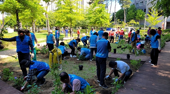 한국자유총연맹 청주시지회는 28일 청주시 청원구 주중동 마로니에공원 일원에서 기후위기 극복과 아름다운 환경 조성을 위한 탄소중립 실천 운동 캠페인을 했다. [사진=청주시]