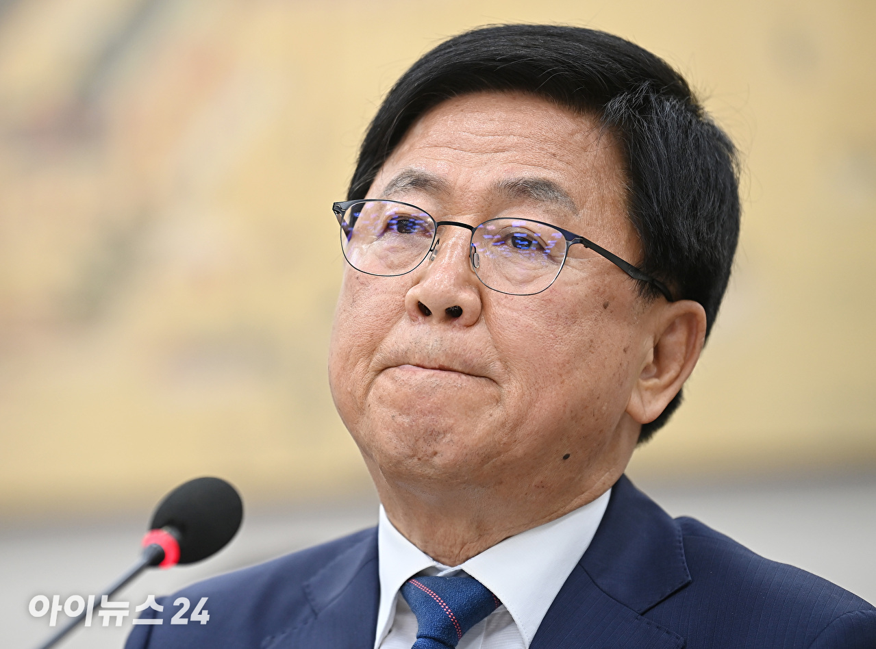 최교진 사회부총리 겸 교육부 장관 후보자가 2일 서울 여의도 국회 교육위원회 전체회의에서 열린 인사청문회에서 질의를 듣고 있다. [사진=곽영래 기자]