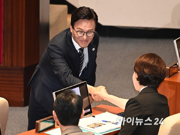 김민석 더불어민주당 대표가 7일 서울 여의도 국회에서 열린 제439회국회(정기회) 제3차 본회의에서 교섭단체 대표연설을 마친 뒤 국민의힘 의원들과 악수를 하고 있다. [사진=곽영래 기자]