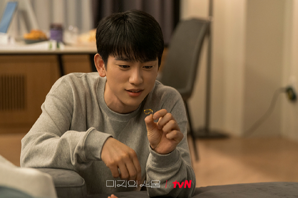 갓세븐 멤버이자 배우 박진영이 tvN 토일드라마 '미지의 서울' 인터뷰에 앞서 포즈를 취하고 있다. [사진=BH엔터테인먼트]
