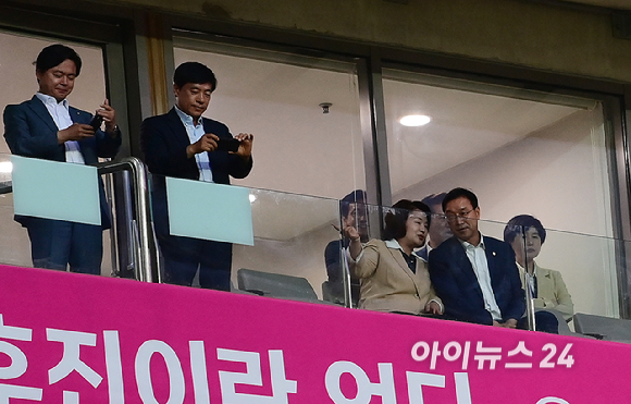 10일 오후 경기도 서울월드컵경기장에서 열린 22026 FIFA 북중미 월드컵 아시아 3차 예선 조별리그 B조 10차전 최종전 대한민국과 쿠웨이트의의 경기에서 더불어민주당 김현정, 이성윤, 이수진, 김영환, 신영대, 정청래, 백혜련 의원들이 경기를 관전하고 있다. [사진=곽영래 기자]