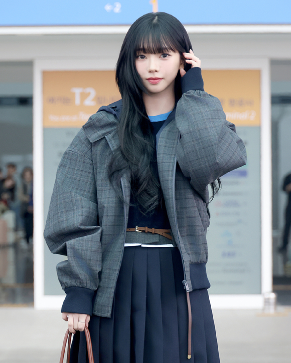 배우 변우석이 '프라다 2026 가을/겨울 남성복 패션쇼' 참석을 위해 탈리아 밀라노로 출국하기 전 포즈를 취하고 있다. [사진=프라다]