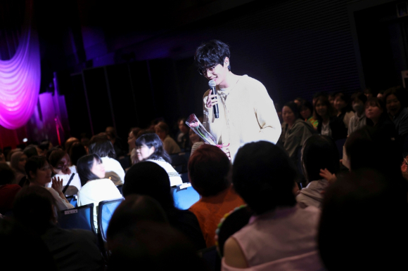 배우 이준영이 일본 단독 팬미팅 '더 모멘트(THE MOMENT)'에서 팬들을 만나고 있다. [사진=빌리언스]