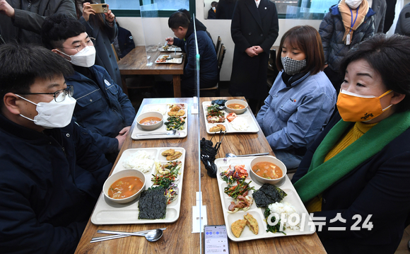 심상정 정의당 대선후보가 8일 오후 경기도 안산시 단원구의 한 음식점에서 시화공단 작은공장 노동자들을 만나 식사하며 대화하고 있다. [사진=국회사진취재단]