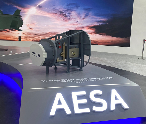 2023년 ADEX에서 전시한 LIG넥스원의 FA-50용 공랭식 AESA 레이다. [사진=LIG넥스원 제공]