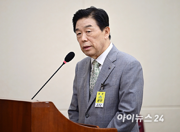 김형석 독립기념관장이 26일 오후 서울 여의도 국회에서 열린 정무위원회 전체회의에서 질의에 답하고 있다. [사진=곽영래 기자]