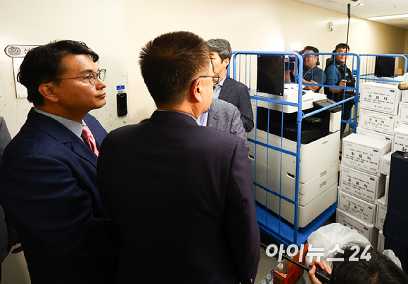 6&middot;3 지방선거 투표용지 부족 사태를 조사 중인 윤상현 국회 국정조사특별위원회 위원장을 비롯한 위원들이 2일 서울 송파구 올림픽공원 내 개표소 내부를 둘러보고 있다. [사진=국회사진기자단 ]