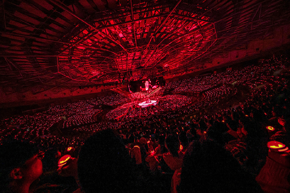 밴드 데이식스(성진 영케이 원필 도운)가 18일 서울 송파구 올림픽 공원 KSPO DOME에서 열린 세 번째 월드 투어 '포에버 영 피날레 인 서울'에서 무대를 선보이고 있다. [사진=JYP엔터테인먼트]