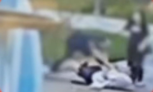 아파트 놀이터에서 담배를 피우던 노인이 담배를 꺼달라는 부탁을 받자 욕설과 폭행을 저지른 사건이 전해졌다. 사진은 노인 B씨가 담배를 든 채 A씨를 쫓아오는 장면. [사진=JTBC 사건반장 방송화면 캡처]