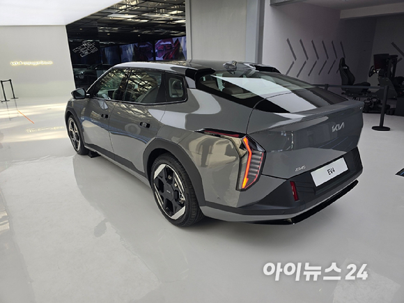 기아 'EV4' 정측면. [사진=김종성 기자]