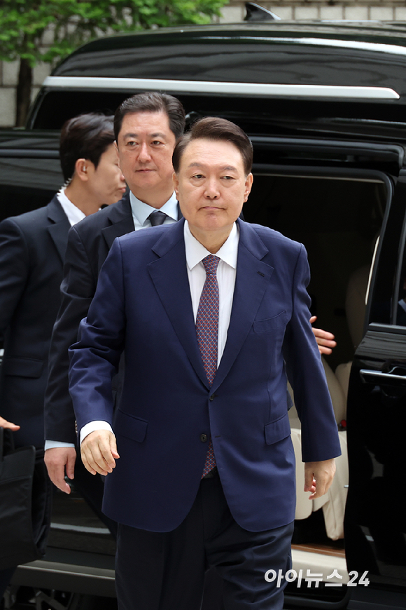 윤석열 전 대통령이 16일 오전 서울 서초구 서울중앙지방법원에서 열린 내란 우두머리 혐의·직권남용 권리행사 방해 혐의 사건 7차 공판에 출석하고 있다. [사진=사진공동취재단]