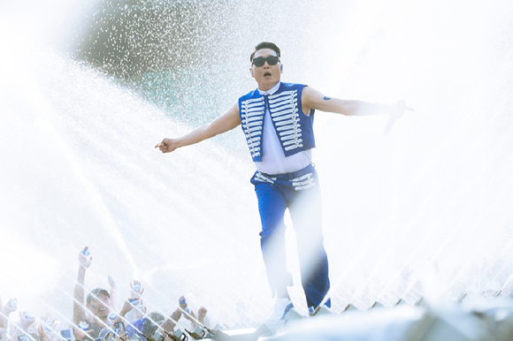 &lsquo;싸이 흠뻑쇼 SUMMERSWAG2026(썸머스웨그2026)&rsquo;(이하 &lsquo;싸이흠뻑쇼2026&rsquo;)가 27일 오후 경기도 의정부시 의정부종합운동장에서 진행됐다. 싸이가 무대를 선보이고 있다. [사진=피네이션 ]