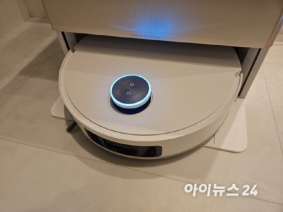 아쿠아10 울트라 롤러가 장애물을 피해 청소하는 장면이 시연되고 있다. [사진=설재윤 기자]