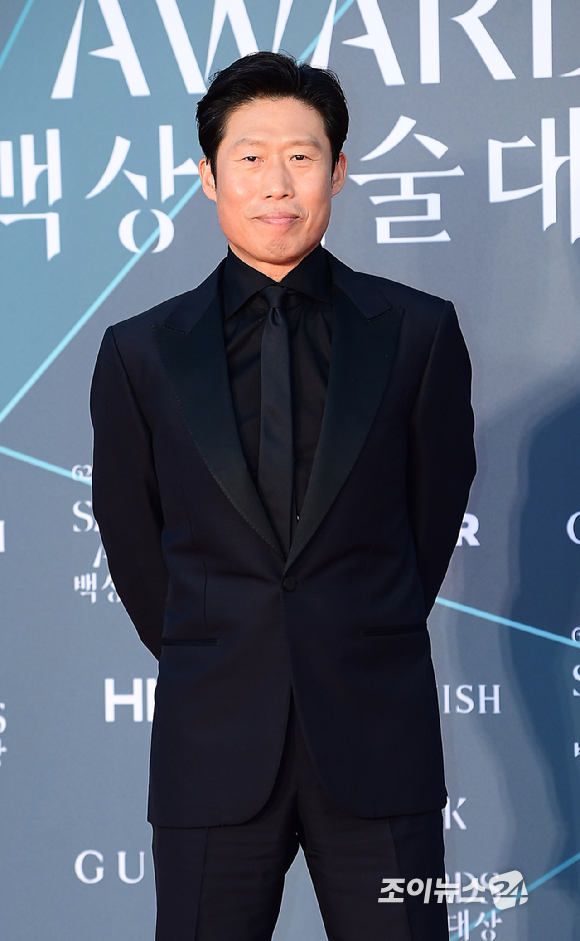배우 유해진이 8일 오후 서울 강남구 삼성동 코엑스 동문 앞 야외광장에서 열린 '제62회 백상예술대상 with 구찌' 시상식에 앞서 레드카펫 행사에 참석하고 있다. [사진=정소희 기자]