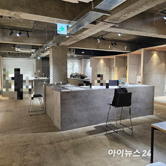 서울 강남구 논현동의 한 건물 입구에 '반포 124주구 마감재 전시장'을 알리는 포스터가 붙어 있다. 2025.12.15 [사진=이효정 기자 ]