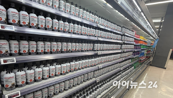 홈플러스가 자금난으로 물품 공급에 어려움을 겪으면서 매대에 PB 상품을 가득 채운 모습. [사진=진광찬 기자]