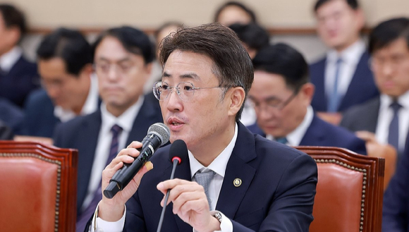 이진수 법무부 장관 직무대행이 8일 국회 법제사법위원회에서 열린 법무부, 대한법률구조공단 등에 대한 국정감사에서 법사위원 질의에 답하고 있다. 2026.10.8 [사진=연합뉴스]