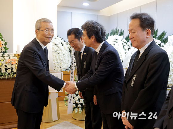 김종인 전 국민의힘 비상대책위원장이 28일 서울 종로구 서울대학교병원 장례식장에 마련된 고 이해찬 전 국무총리의 빈소에서 조문을 하고 있다. [사진=사진공동취재단]