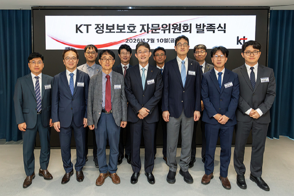 KT 정보보호 자문위원회 발족식에서 자문위원회 위원들과 박윤영 KT 대표(앞줄 왼쪽 네 번째)가 기념사진을 촬영하고 있다. [사진=KT]