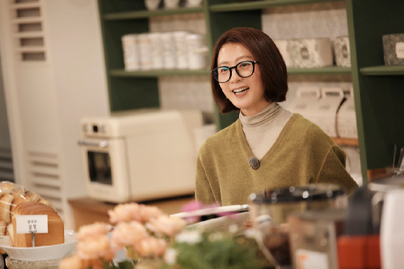 쿠팡플레이 예능 '봉주르빵집' 김희애 [사진=쿠팡플레이]