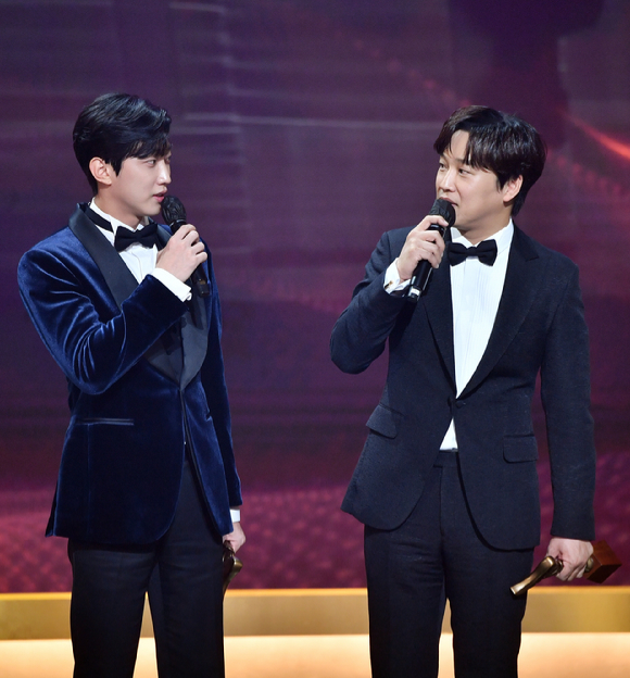 배우 진영과 차태현이 31일 오후 여의도 KBS에서 열린 '2021 KBS 연기대상'에서 베스트 커플상을 수상한 후 소감을 전하고 있다. [사진=KBS]