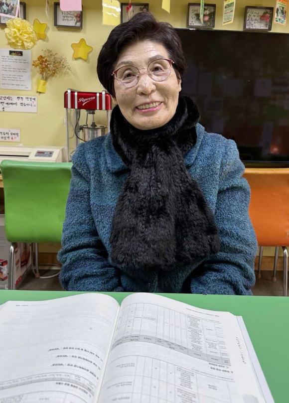 생업 때문에 학업을 중단할 수밖에 없었던 할머니가 뒤늦게 학업을 이어가 76세에 고등학교 졸업장을 받게 됐다. 사진은 일흔 넘어 고교 졸업장 받는 황외숙 할머니. [사진=연합뉴스]